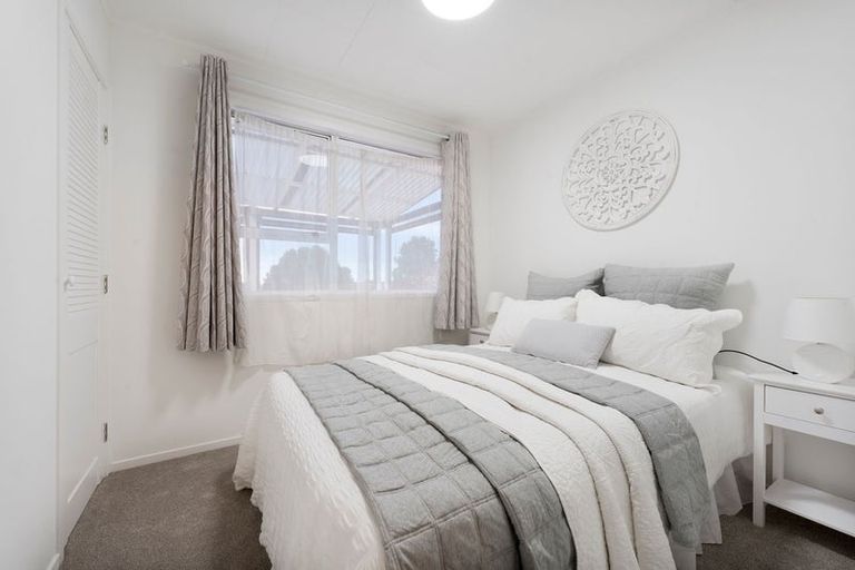 Photo of property in 92 Gallony Avenue, Massey, Auckland, 0614