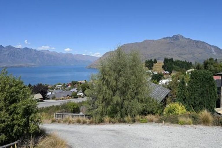 Photo of property in 30 Greenstone Place, Fernhill, Queenstown, 9300