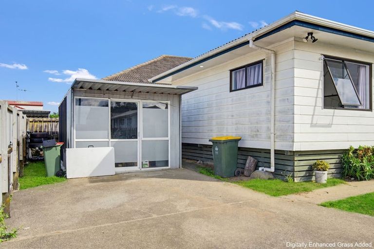 Photo of property in 2/31 Solveig Place, Randwick Park, Auckland, 2105