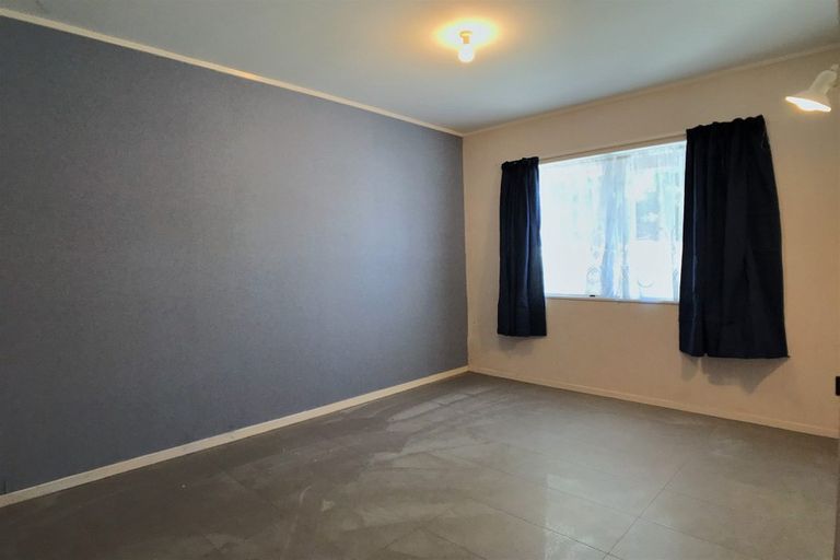 Photo of property in 1/8 Strabo Place, Windsor Park, Auckland, 0632