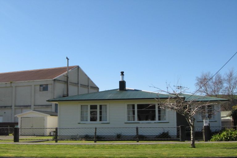 Photo of property in 42 Paraekaretu Street, Hunterville, 4730