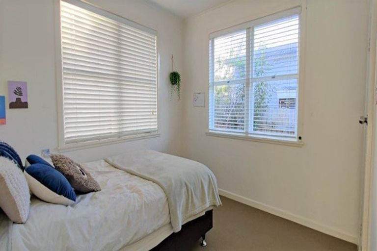 Photo of property in 1/19 Becroft Drive, Forrest Hill, Auckland, 0620