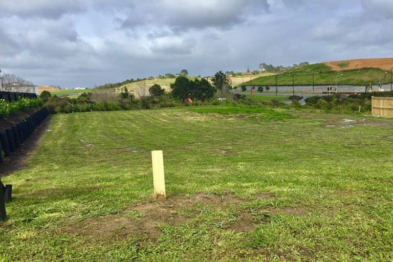 Photo of property in 8 Syd Grant Crescent, Orewa, 0931