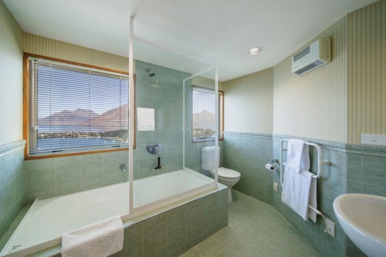 Photo of property in 10 Peregrine Place, Queenstown, 9300