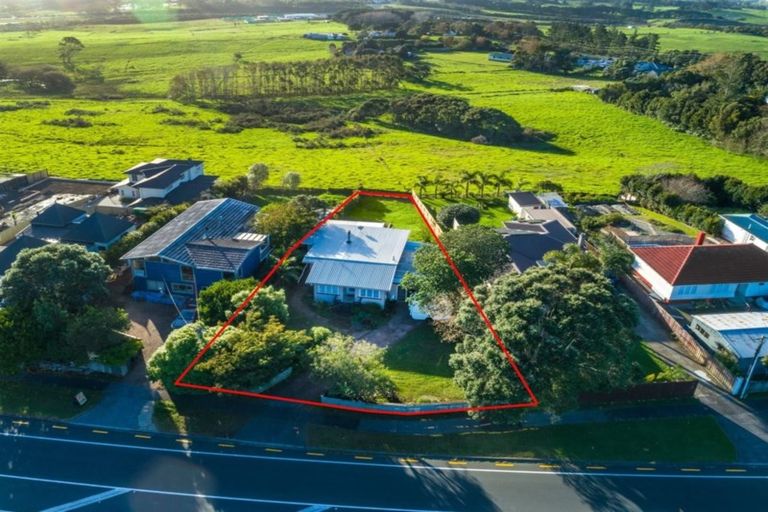 Photo of property in 50 Hobsonville Road, West Harbour, Auckland, 0618