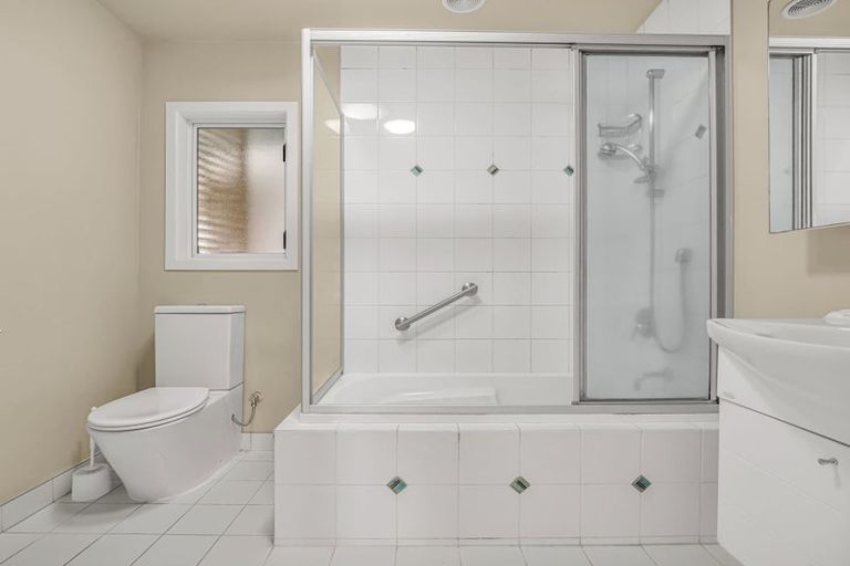 Photo of property in 10 Mackwood Place, Birkdale, Auckland, 0626