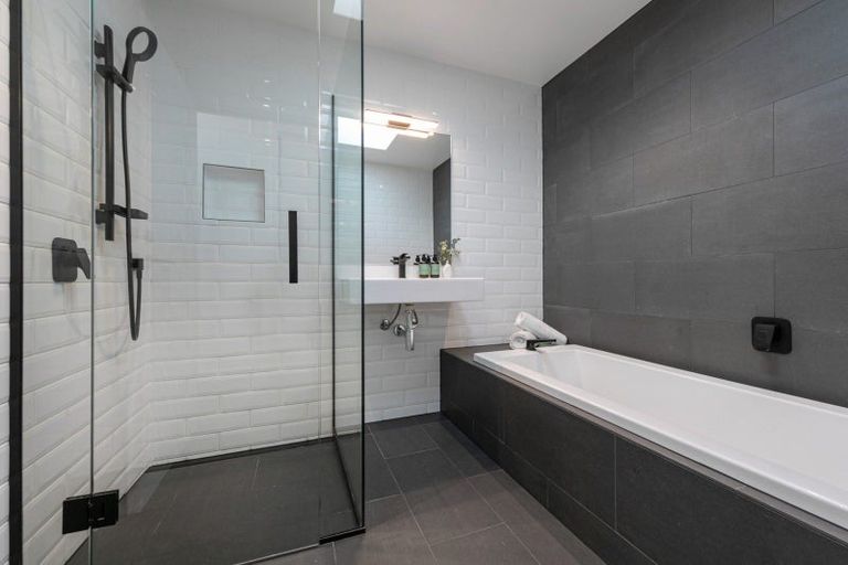 Photo of property in 20 Makomako Road, Wanaka, 9305