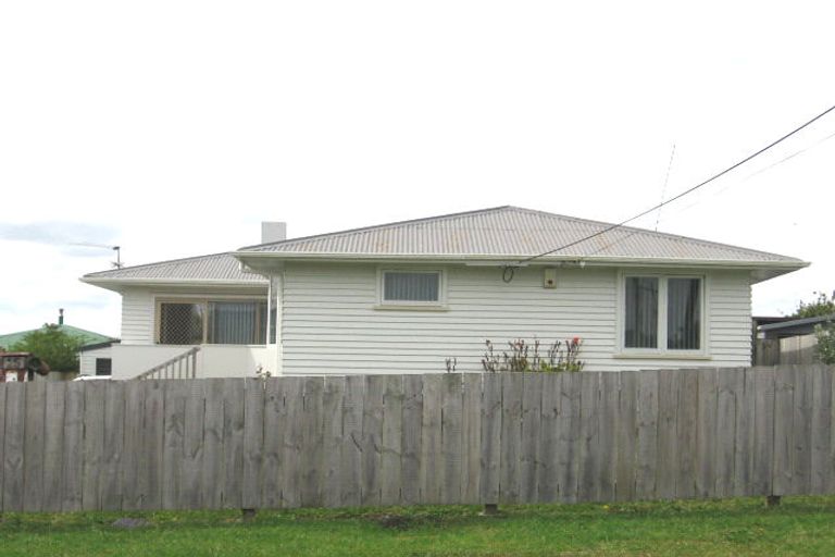Photo of property in 15 Geordie Street, Henderson, Auckland, 0612