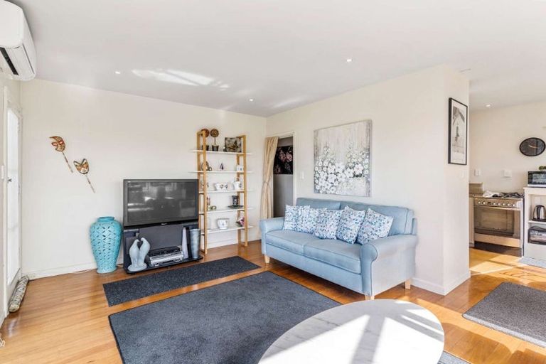 Photo of property in 1/349 Glenfield Road, Glenfield, Auckland, 0629