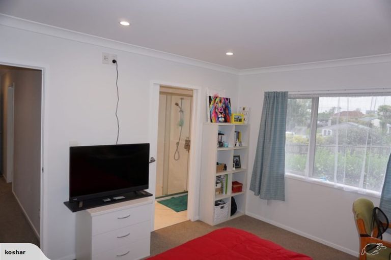 Photo of property in 27a Kirrie Avenue, Te Atatu South, Auckland, 0610