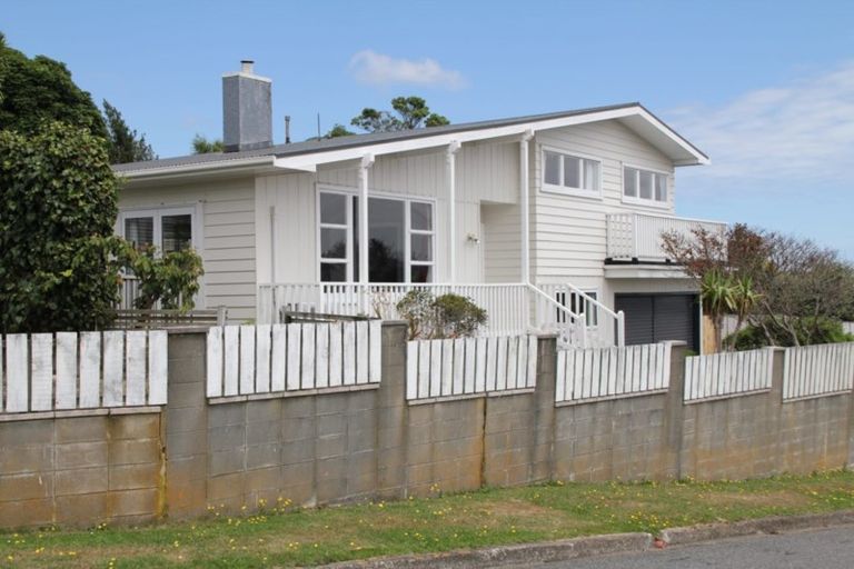 Photo of property in 2 Archbold Street, Newlands, Wellington, 6037