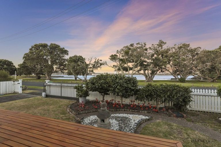 Photo of property in 2/30 Kiwi Esplanade, Mangere Bridge, Auckland, 2022