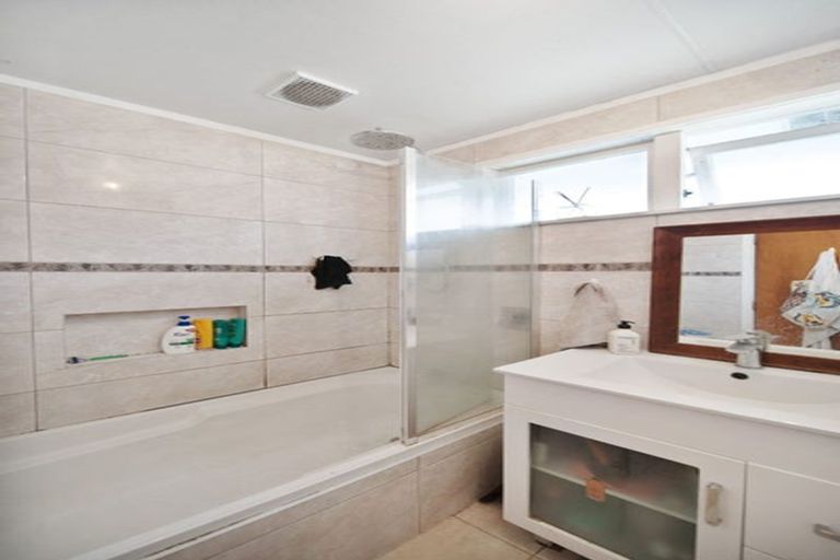 Photo of property in 11 Citril Place, Red Hill, Papakura, 2110