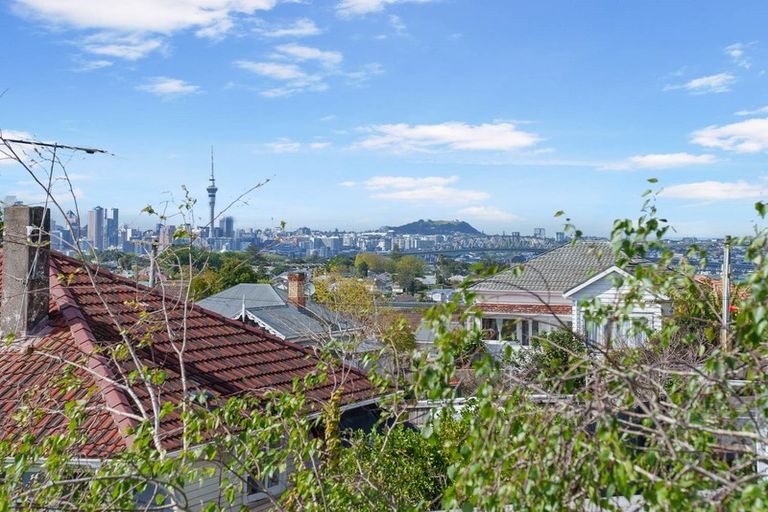 Photo of property in 3a Woodside Avenue, Northcote, Auckland, 0627