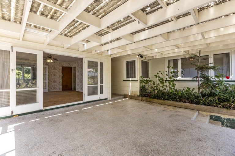 Photo of property in 17 Woodward Avenue, Mangere Bridge, Auckland, 2022