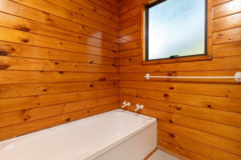 Photo of property in 94a Newlands Road, Newlands, Wellington, 6037