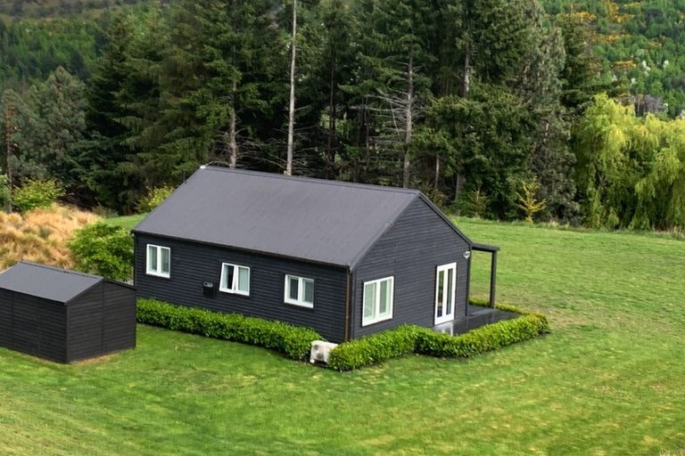 Photo of property in 40 Toka Road, Dalefield, Queenstown, 9371