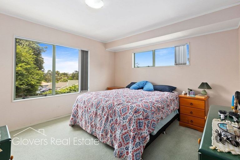 Photo of property in 14 Stockton Place, Glendene, Auckland, 0602