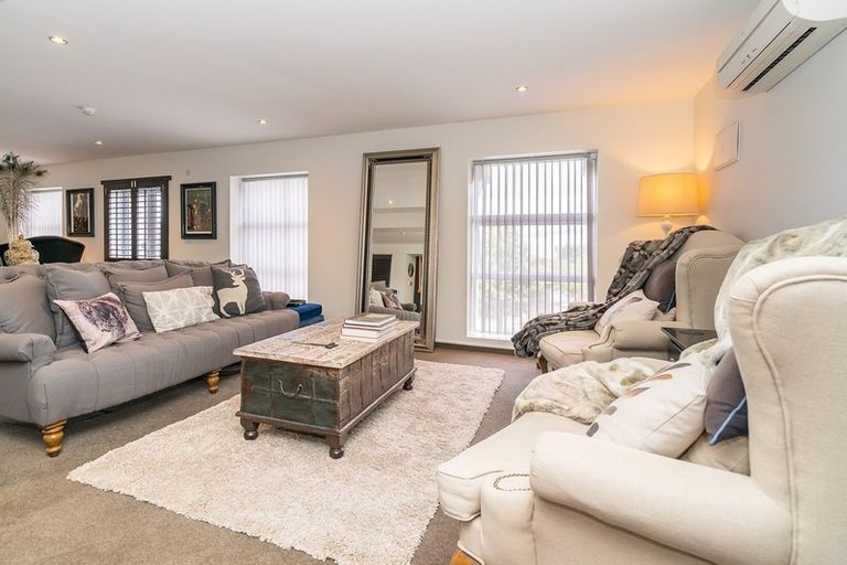 Photo of property in 2/2 Manor Place, Dunedin Central, Dunedin, 9016