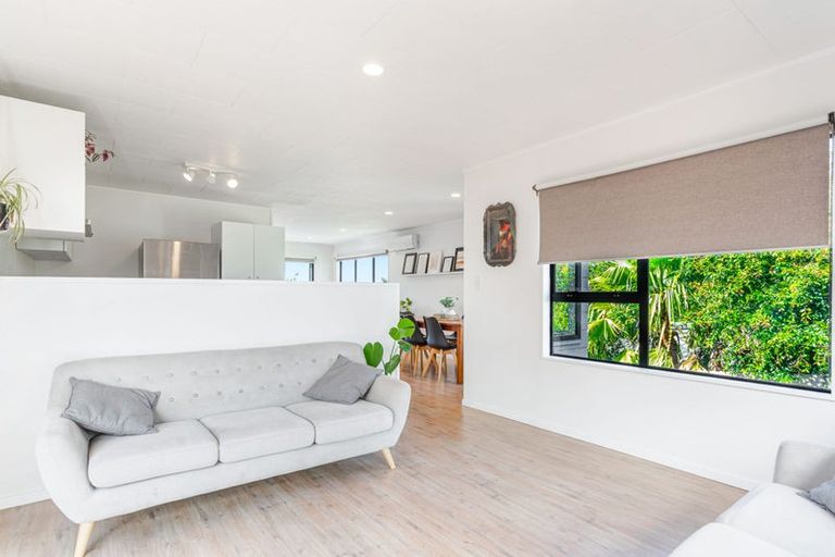 Photo of property in 10 Amery Place, West Harbour, Auckland, 0618