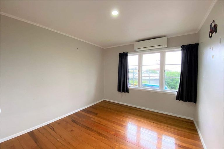 Photo of property in 37 Strid Road, Te Atatu South, Auckland, 0610