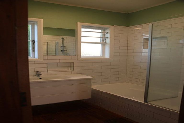 Photo of property in 8 Niccol Avenue, Narrow Neck, Auckland, 0624