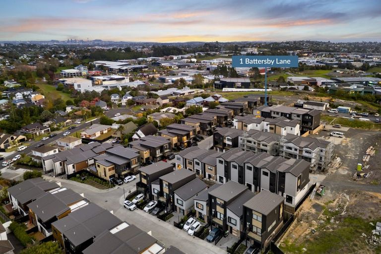 Photo of property in 24 Milenio Crescent, Windsor Park, Auckland, 0632