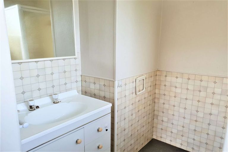 Photo of property in 2/4 Kaumatua Place, Te Atatu Peninsula, Auckland, 0610