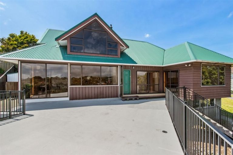 Photo of property in 14 Warrington Grove, Newlands, Wellington, 6037