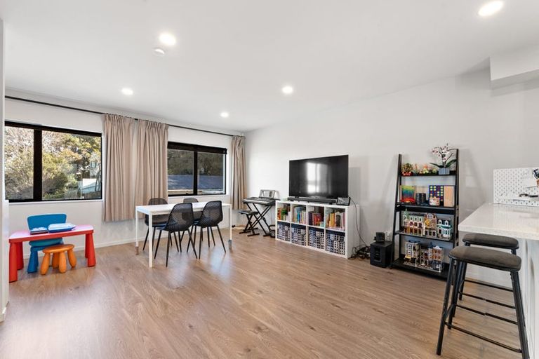 Photo of property in 33b Wairau Road, Forrest Hill, Auckland, 0627