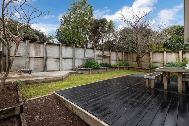 Photo of property in 2/21 Tahu Crescent, Sunnynook, Auckland, 0620