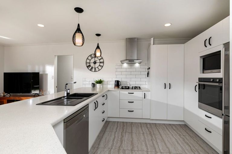 Photo of property in 27 Summerland Drive, Henderson, Auckland, 0612