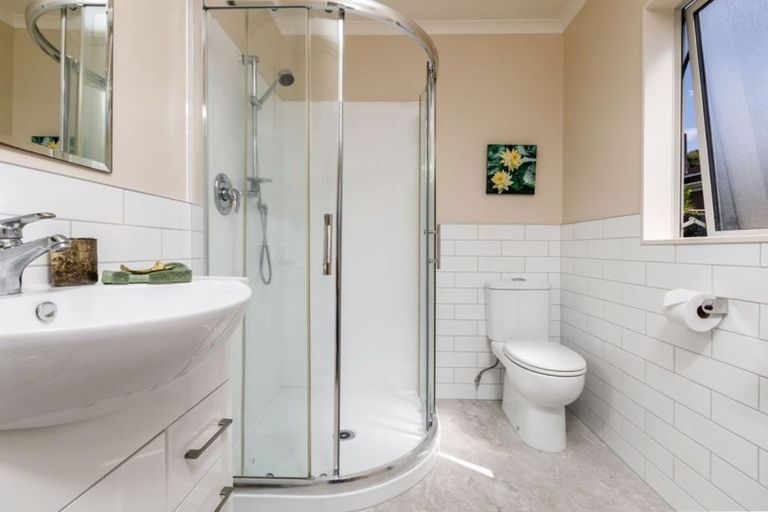 Photo of property in 22a Viridian Lane, Greenhithe, Auckland, 0632