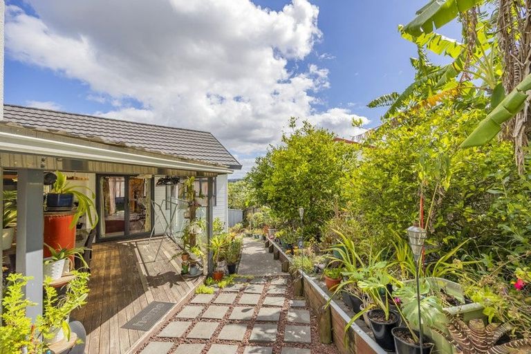 Photo of property in 21 Tyrico Close, Unsworth Heights, Auckland, 0632