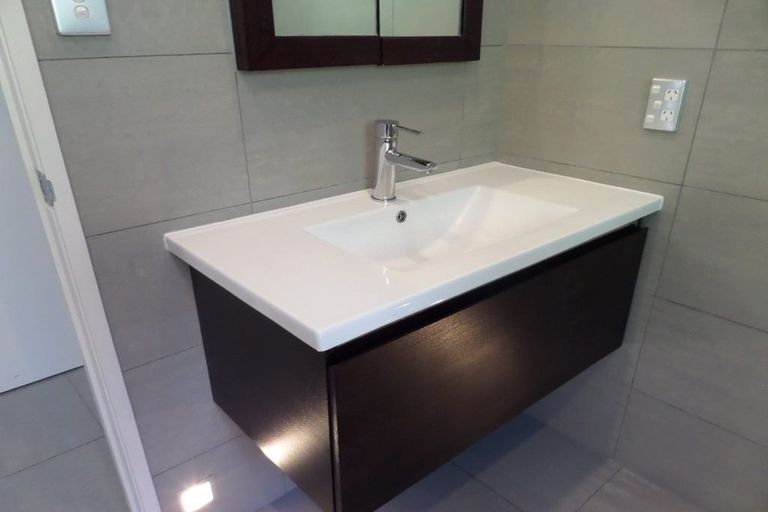 Photo of property in 16 Grenadine Place, Unsworth Heights, Auckland, 0632