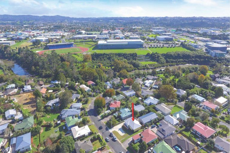 Photo of property in 29 Sylvan Crescent, Te Atatu South, Auckland, 0610