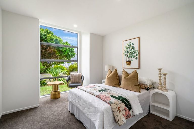 Photo of property in 90 Medallion Drive, Oteha, Auckland, 0632