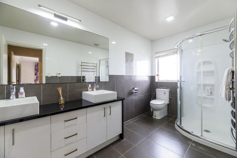 Photo of property in 1 Stow Place, Henderson, Auckland, 0612