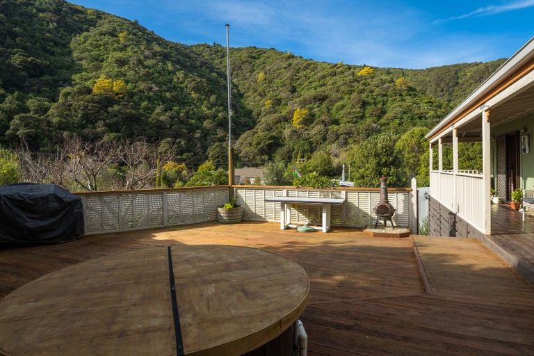 Photo of property in 17 Garden Terrace, Picton, 7220