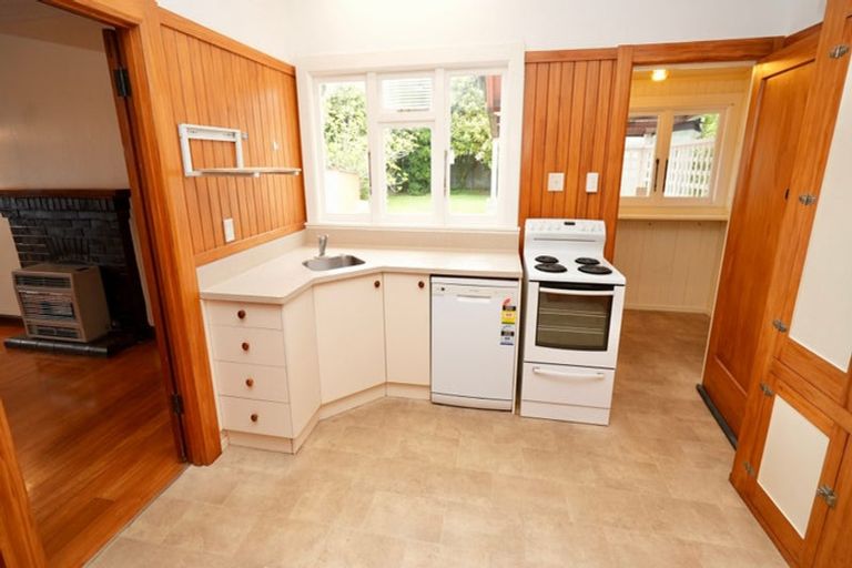 Photo of property in 28 Rangitane Street, Palmerston North, 4414