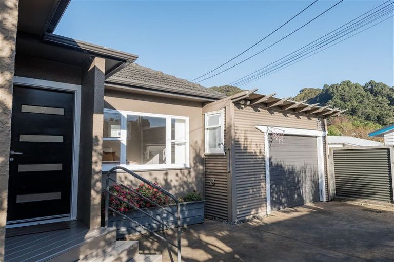 Photo of property in 35 Pukatea Street, Eastbourne, Lower Hutt, 5013