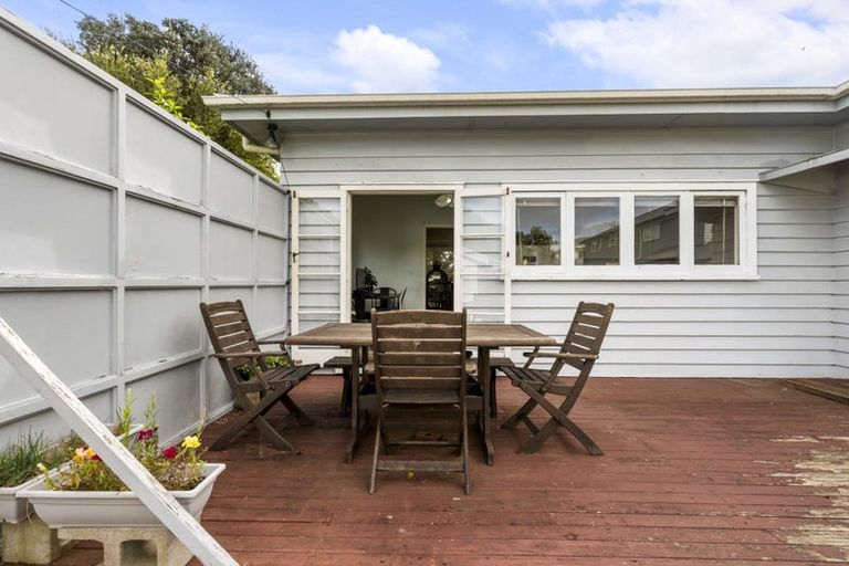 Photo of property in 93 Lynwood Road, New Lynn, Auckland, 0600