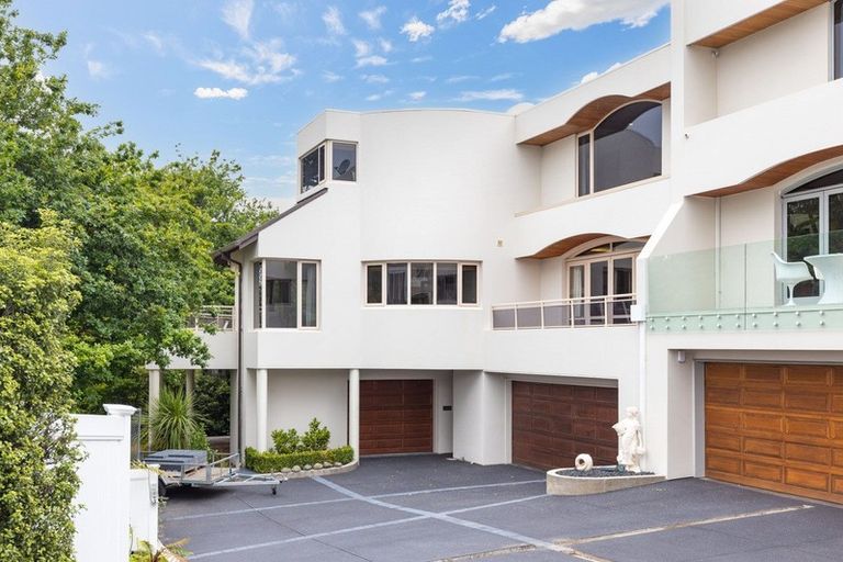 Photo of property in 32 Dyers Pass Road, Cashmere, Christchurch, 8022