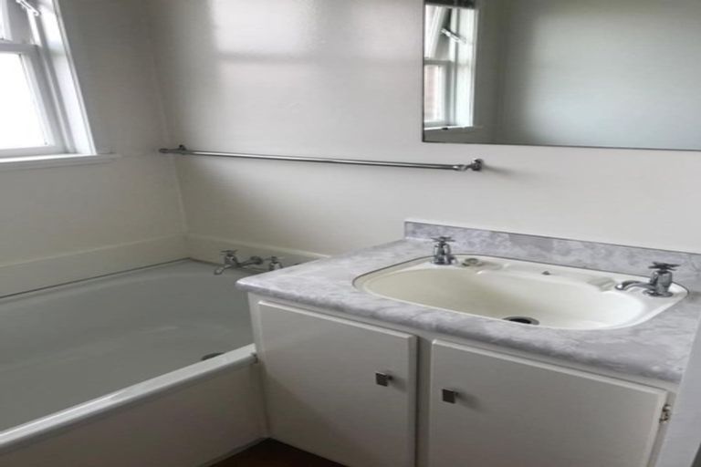 Photo of property in 1/2 Gordon Avenue, Milford, Auckland, 0620