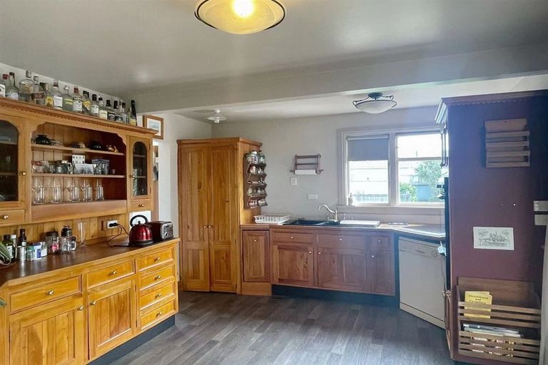 Photo of property in 128 Middlepark Road, Sockburn, Christchurch, 8042