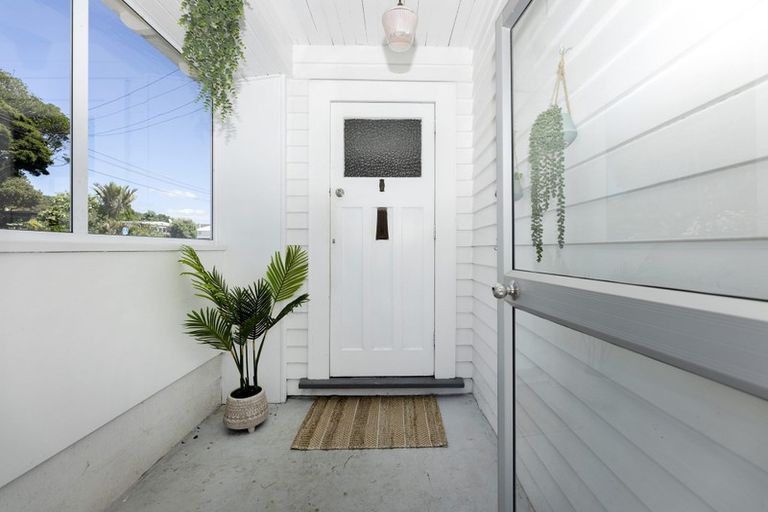 Photo of property in 75 Pendarves Street, New Plymouth, 4310