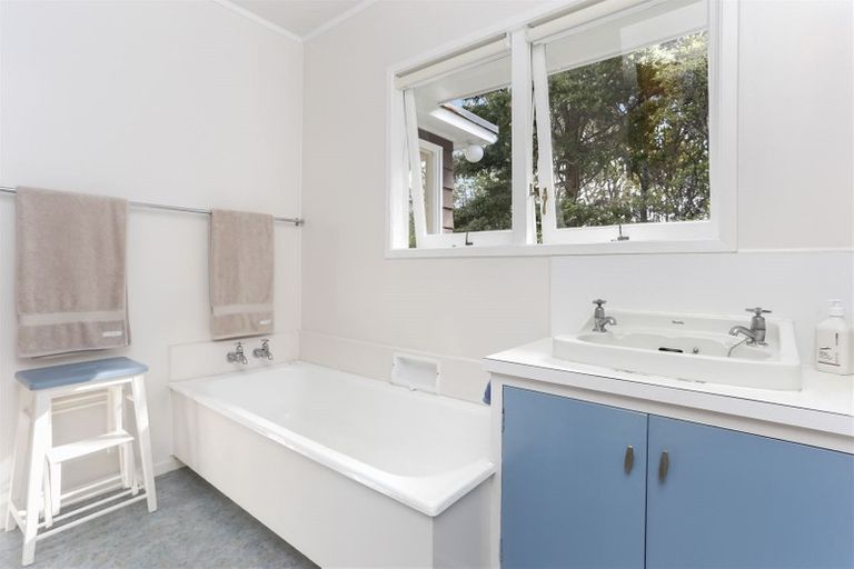 Photo of property in 21 Wernham Place, Northcote, Auckland, 0626