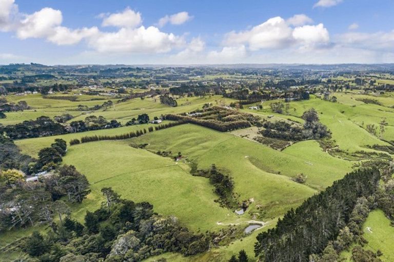 Photo of property in 257 Red Hills Road, Massey, Henderson, 0782