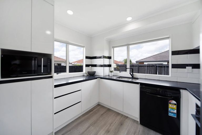 Photo of property in 8a Margarita Rise, Pukekohe, 2120