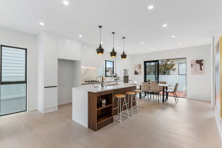 Photo of property in 17b Kathleen Street, Totara Vale, Auckland, 0627